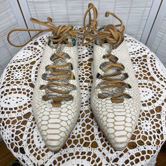 Freebird by Steven Shoes - Freebird Enya Lace Up Flats Size 11 Off White Snakeskin